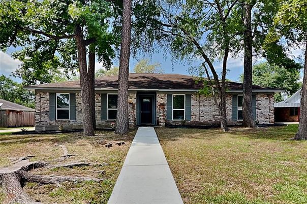 Exterior, Facade, Brick Facade, Ranch