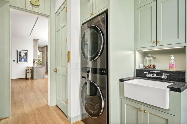 Interior, Utility Closets, Washer, Wood Texture Flooring