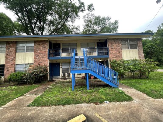 Exterior, Facade, Brick Facade, Raised Ranch