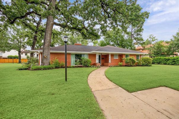 Backyard, Exterior, Facade, Brick Facade, Ranch