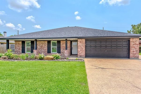 Attached, Exterior, Facade, Brick Facade, Ranch