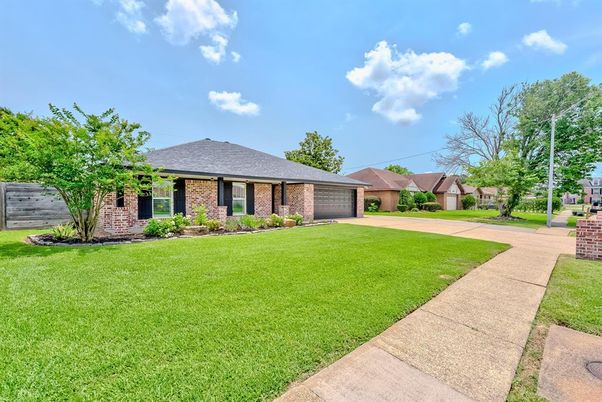 Backyard, Exterior, Facade, Brick Facade, Ranch