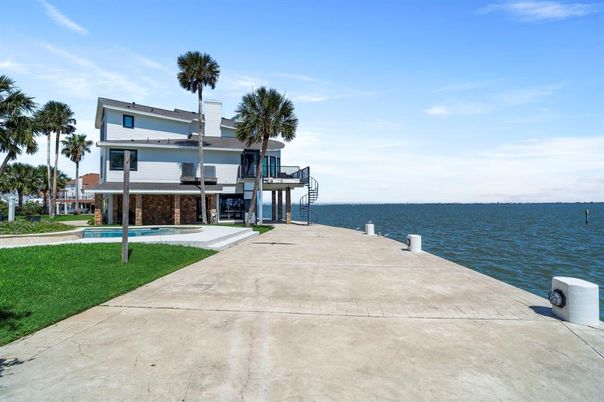 Exterior, Pool, Water