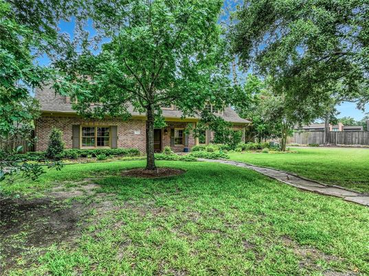 Backyard, Exterior, Facade, Brick Facade, Ranch