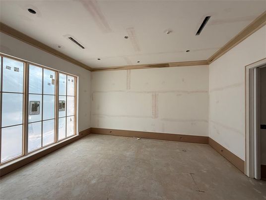 Empty room, Interior