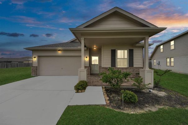 Attached, Exterior, Facade, American Craftsman