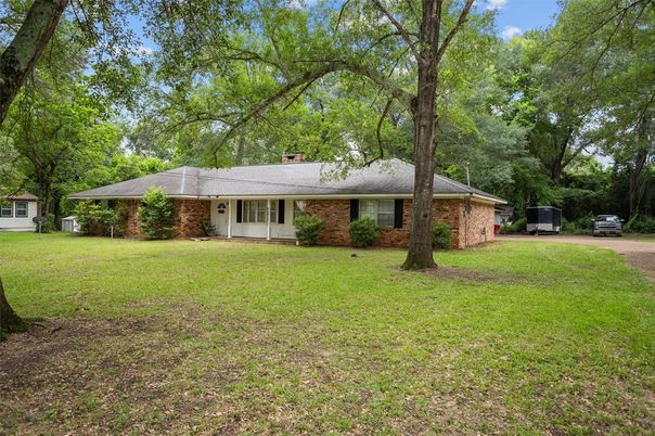 Backyard, Exterior, Facade, Brick Facade, Ranch