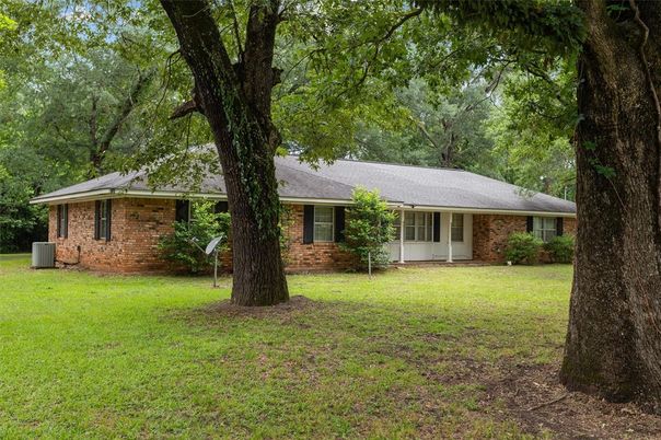 Backyard, Exterior, Facade, Brick Facade, Ranch