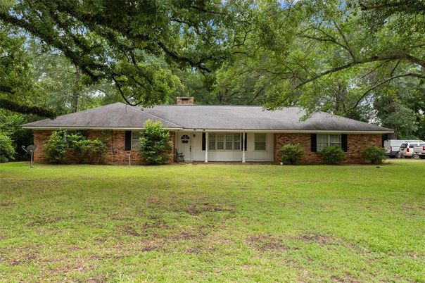 Backyard, Exterior, Facade, Brick Facade, Ranch