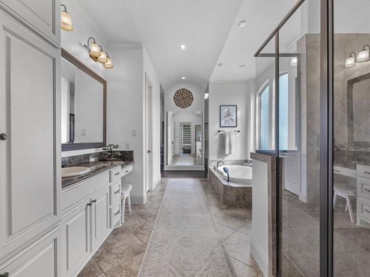 Bathroom, Dual Sink Vanities, Interior, Recessed Lighting