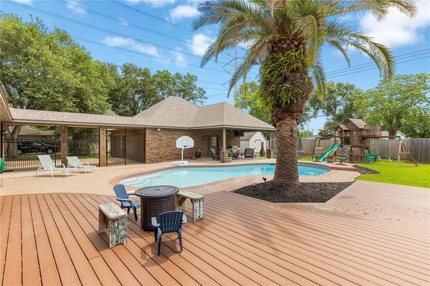 Exterior, Playground, Pool
