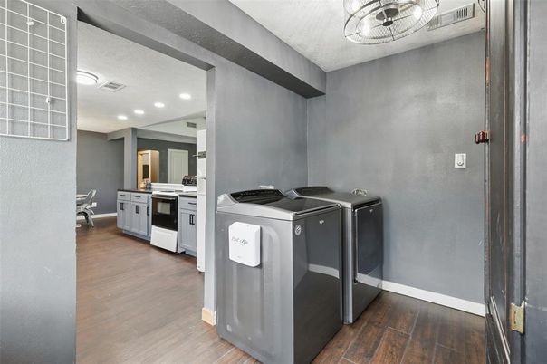 Interior, Recessed Lighting, Washer, Wood Texture Flooring