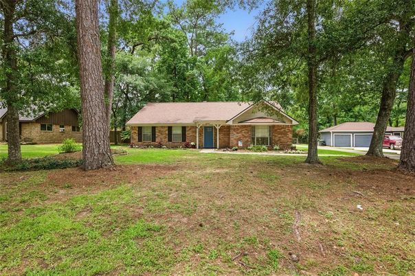 Backyard, Exterior, Facade, Brick Facade, Ranch