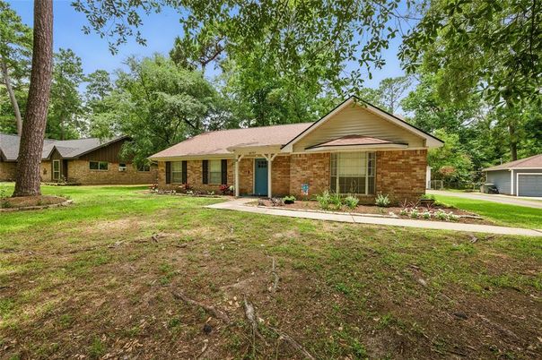 Backyard, Exterior, Facade, Brick Facade, Ranch