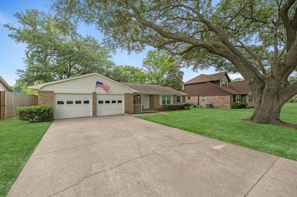 Attached, Exterior, Facade, Brick Facade, Ranch