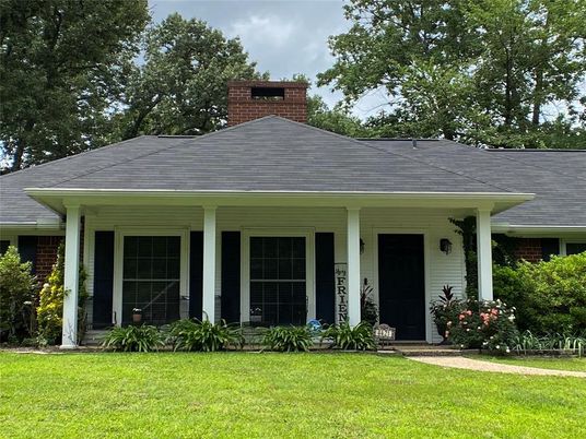 Exterior, Facade, Ranch