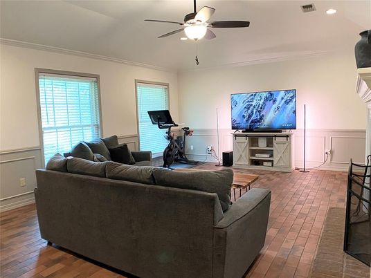 Fitness Equipment, Interior, Living room, Recessed Lighting, Wood Texture Flooring
