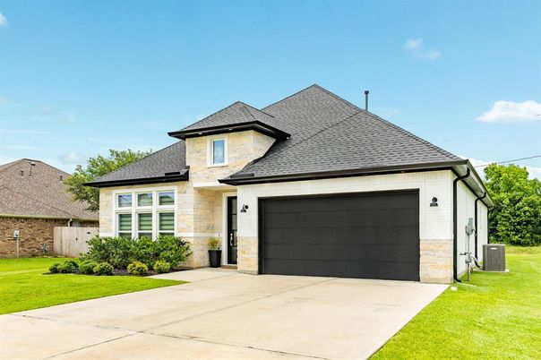 Attached, Exterior, Facade, Brick Traditional