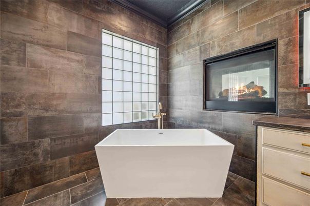 Bathroom, Fireplace, Free Standing Baths, Interior
