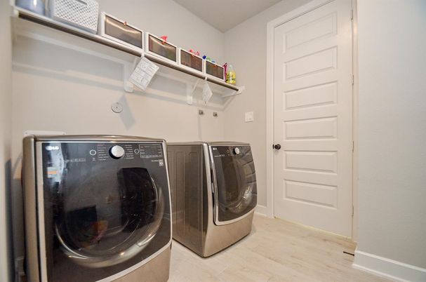 Interior, Washer, Wood Texture Flooring