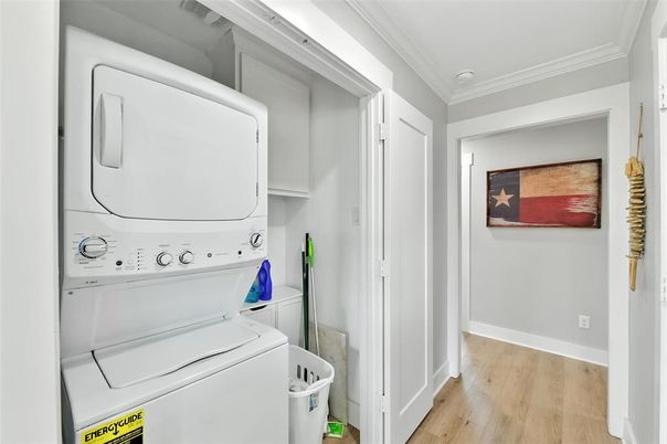 Interior, Utility Closets, Washer, Wood Texture Flooring
