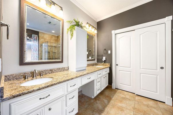 Bathroom, Dual Sink Vanities, Interior