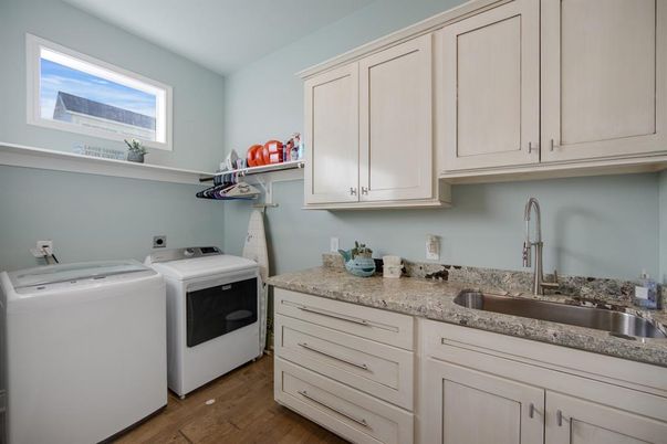 Interior, Washer, Wood Texture Flooring