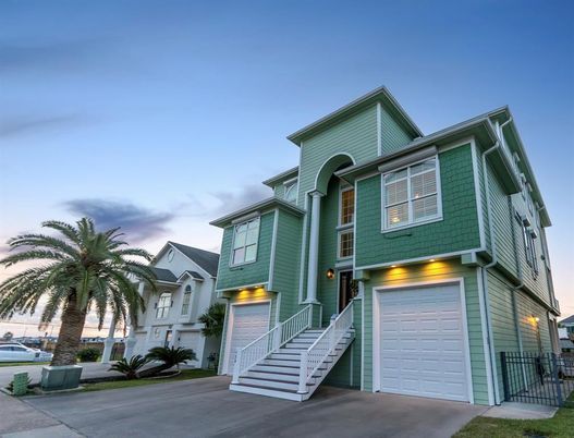 Attached, Exterior, Facade, Queen Anne Victorian