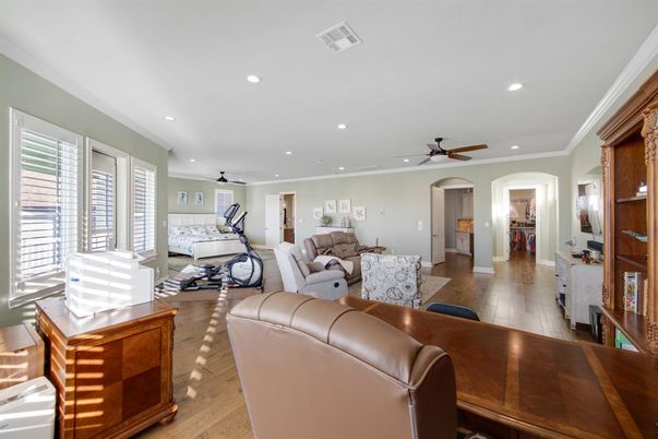 Fitness Equipment, Interior, Living room, Recessed Lighting, Wood Texture Flooring