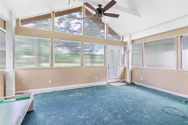 Empty room, Interior