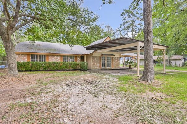 Backyard, Exterior, Facade, Brick Facade, Ranch