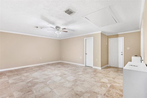 Empty room, Interior