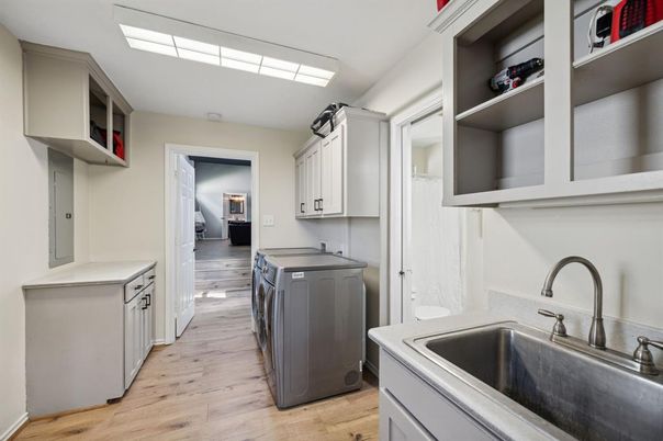 Interior, Washer, Wood Texture Flooring