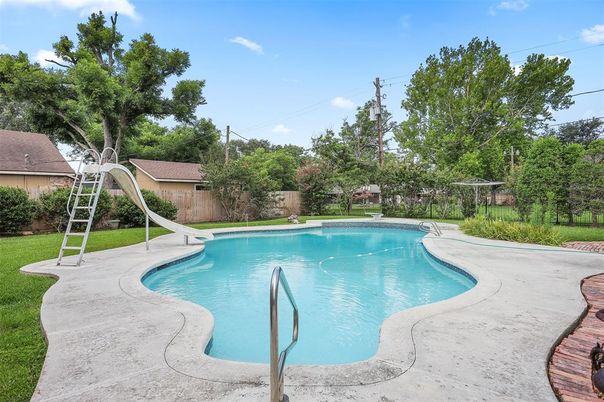 Exterior, Playground, Pool