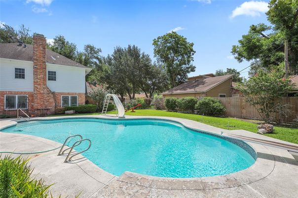 Exterior, Playground, Pool