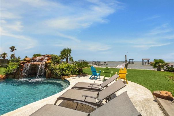 Exterior, Pool, Water