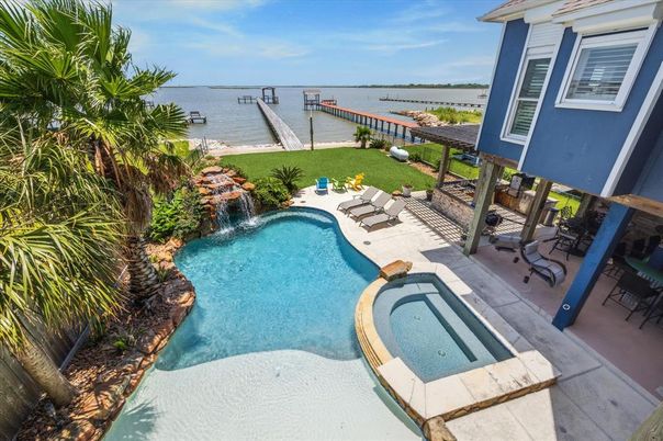 Exterior, Pool, Water