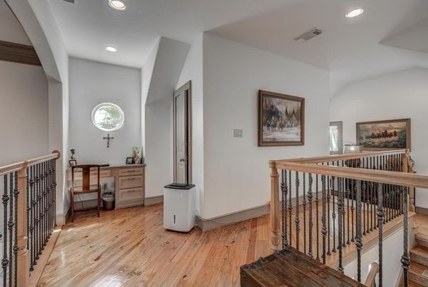 Interior, Recessed Lighting, Wood Texture Flooring