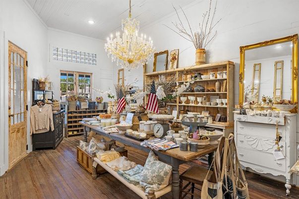 Chandelier, Dining room, Interior, Recessed Lighting, Wood Texture Flooring