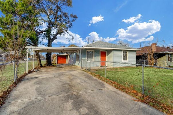 Backyard, Exterior, Facade, Ranch