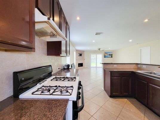 Fireplace, Interior, Kitchen, Recessed Lighting