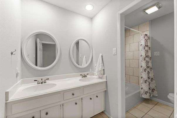 Bathroom, Dual Sink Vanities, Interior, Recessed Lighting