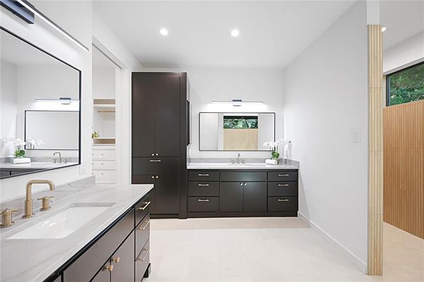 Bathroom, Dual Sink Vanities, Interior, Recessed Lighting