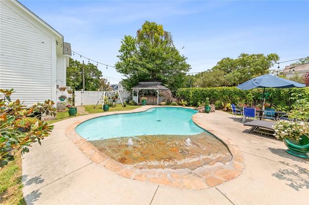 Exterior, Playground, Pool