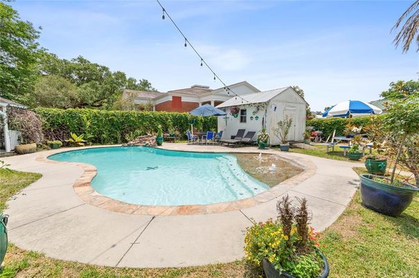 Exterior, Pool