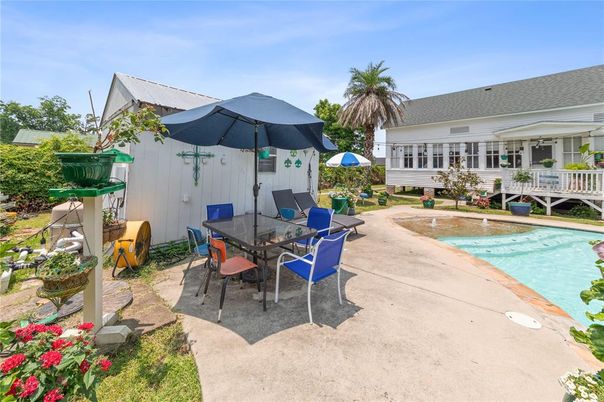 Exterior, Pool
