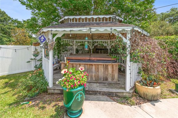 Exterior, Hot Tub