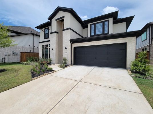 Attached, Exterior, Facade, Farmhouse