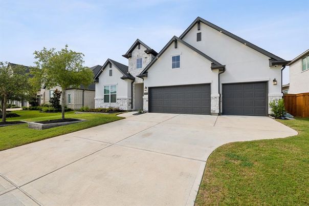 Attached, Exterior, Facade, Farmhouse