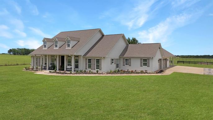 Backyard, Exterior, Facade, Farmhouse